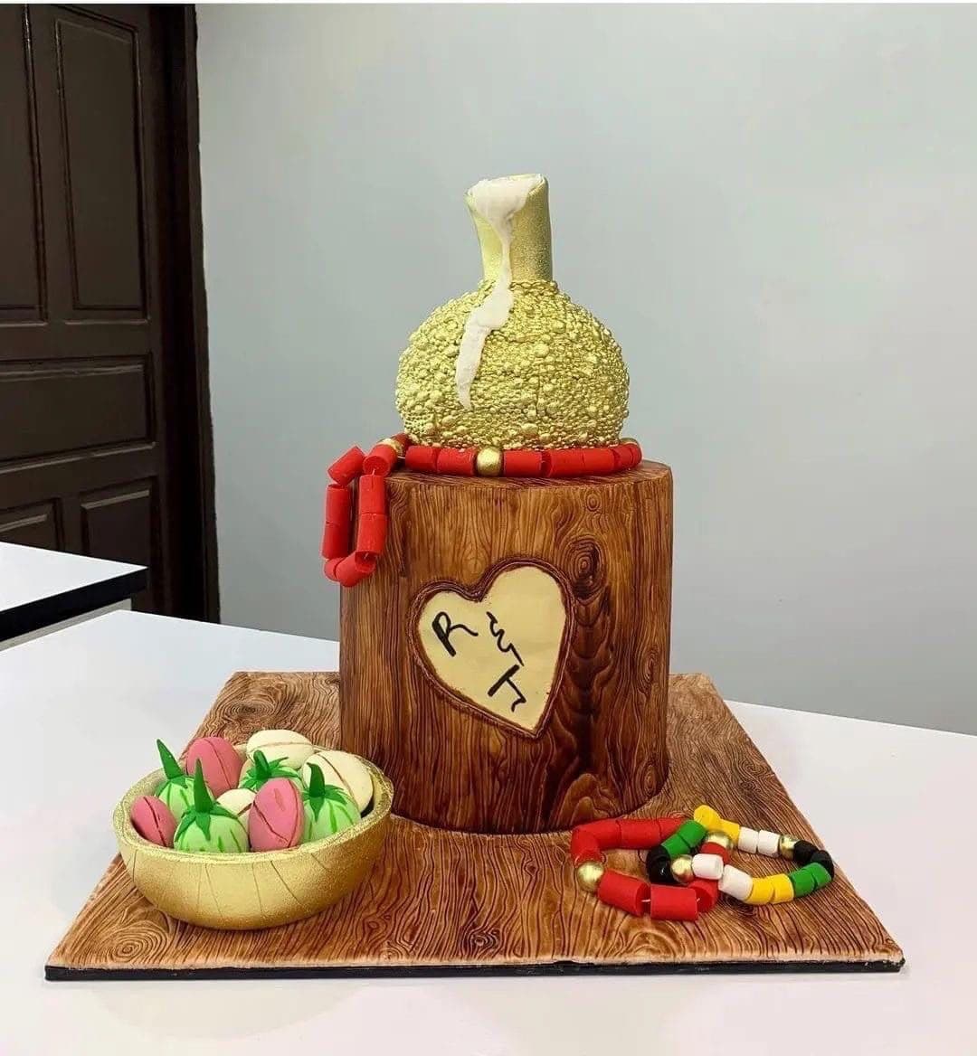 A traditional engagement cake styled as a wine gourd on a tree stump